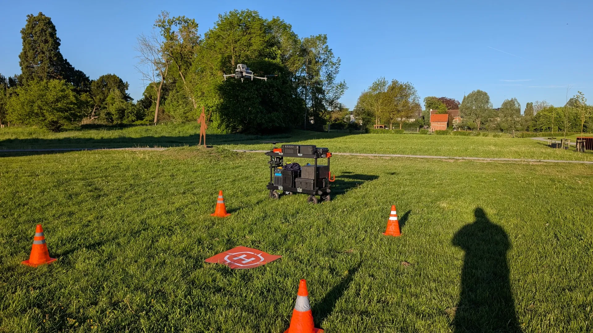 Drone takeoff met landingspad en pylonen